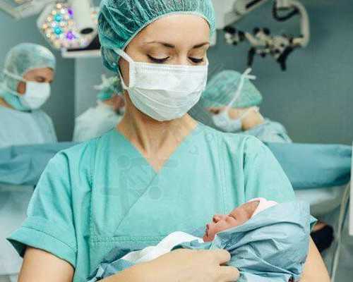 剖腹产坐月子洗浴安全解析：阴阳水洗头的危害与科学坐月子指南